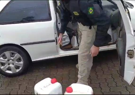 Em uma operação de combate à criminalidade, os PRFs abordaram um Gol, com placas de Chapecó/SC, e um Palio de Dionisio Cerqueira/SC