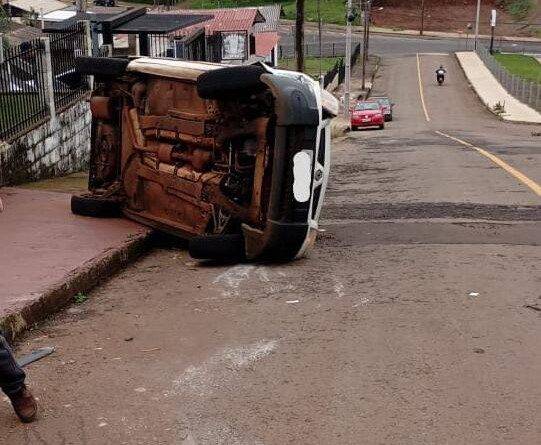 Com o impacto do choque o Furgão tombou enquanto o condutor do veiculo responsável pelo acidente fugiu do local