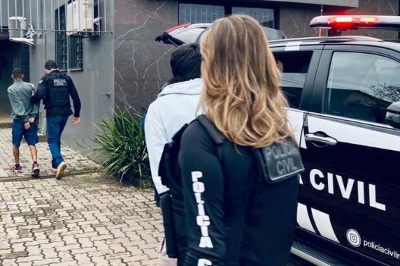 Também foram apreendidos entorpecentes durante as buscas, realizadas após três meses de investigação
