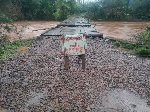 Ponte foi avariada pela subida do Rio Lajeado Grande