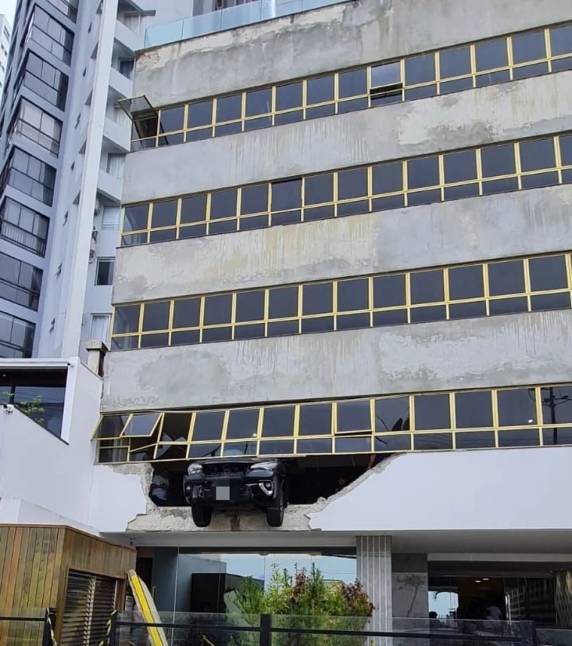 Carro fica com parte da frente suspensa após bater na parede de prédio em Balneário Camboriú - foto 2