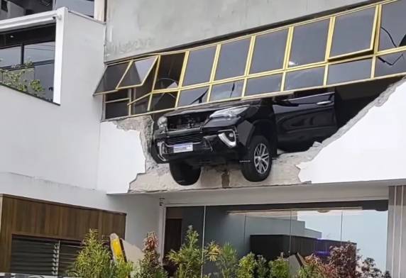 Caso aconteceu na Avenida Atlântica, em Balneário Camboriú, no Litoral Norte de Santa Catarina, neste sábado.