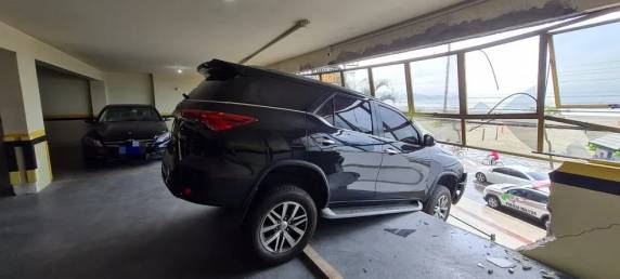 Carro fica com parte da frente suspensa após bater na parede de prédio em Balneário Camboriú - foto 3