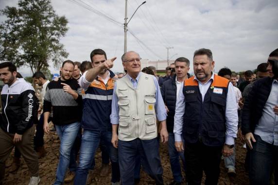 Geraldo Alckmin visita hospital de campanha em Roca Sales - foto 3