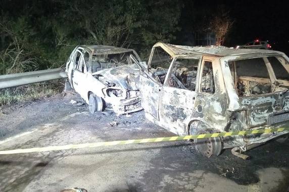 Homem morre e três pessoas ficam feridas em colisão entre carros no sul do RS; veículos pegaram fogo - foto 3