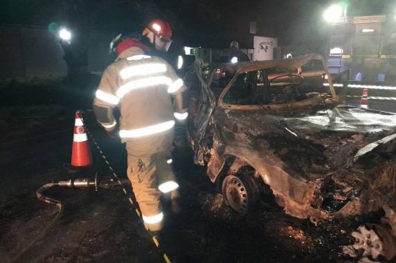 Homem morre e três pessoas ficam feridas em colisão entre carros no sul do RS; veículos pegaram fogo - foto 5