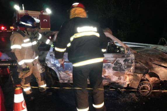 Homem morre e três pessoas ficam feridas em colisão entre carros no sul do RS; veículos pegaram fogo - foto 4