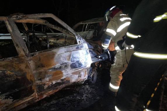 Homem morre e três pessoas ficam feridas em colisão entre carros no sul do RS; veículos pegaram fogo - foto 2