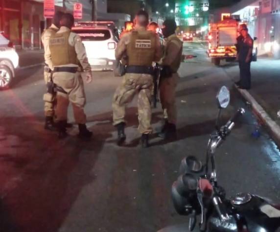 Segundo a Polícia Militar, homem foi visto em manobras perigosas e ignorou as ordens de parada. Menina que estava na garupa foi levada ao hospital em Balneário Camboriú.