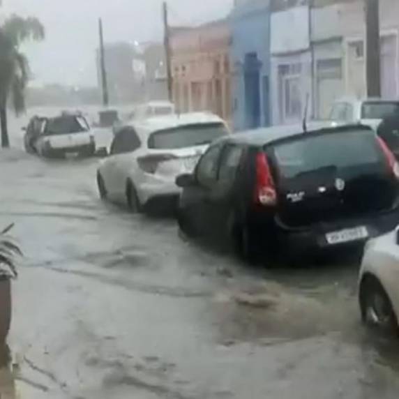 Região é atingida por fortes chuvas desde a tarde desta segunda-feira