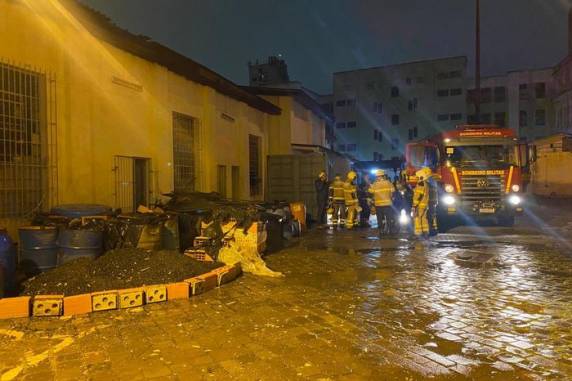 Bombeiros foram acionados após a meia-noite desta quarta-feira; chamas já foram combatidas