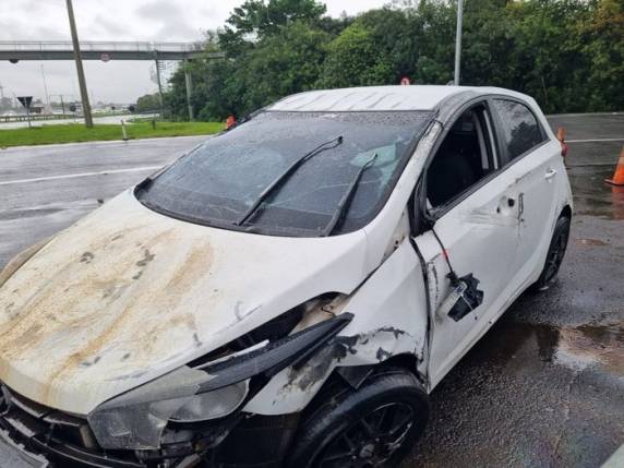 Acidente, no início da tarde desta terça-feira, gerou bloqueio em duas faixas da rodovia; veículo teria aquaplanado