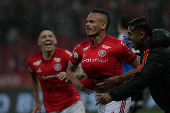 Bustos e Renê marcaram os gols que deixaram o Colorado em 10º lugar na tabela