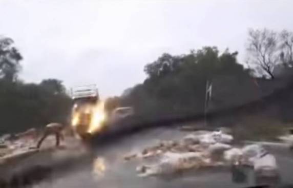 Carreta carregada de arroz enrosca em outra carreta e tomba na BR 285 entre Caibaté e São Miguel das Missões