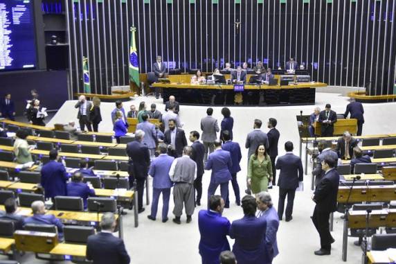 Proposta, que altera regras de prestação de contas, candidaturas femininas, federações partidárias e propaganda, obriga o transporte público gratuito no dia das eleições e legaliza candidaturas coletivas