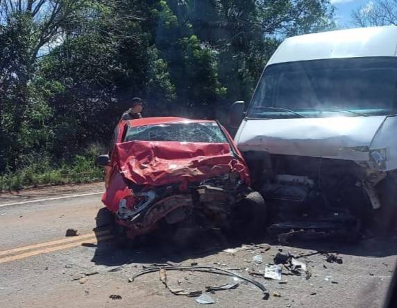 Duas pessoas que estavam na Van e a condutora do veículo de passeio, ficaram feridas.