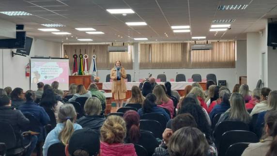 Os eventos contaram com a participação da coordenadora do Centro de Apoio, Ivana Battaglin, e da psicóloga forense Karen Netto.