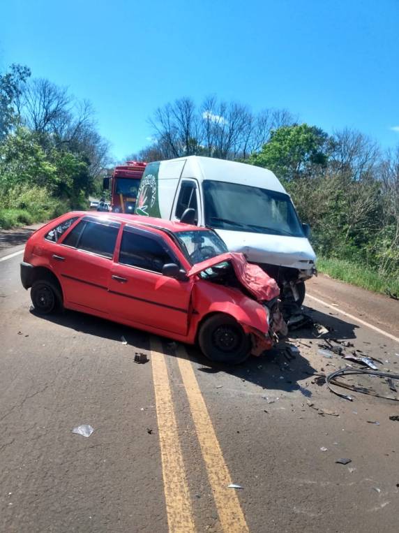 Duas pessoas que estavam na Van e a condutora do veículo de passeio, ficaram feridas.