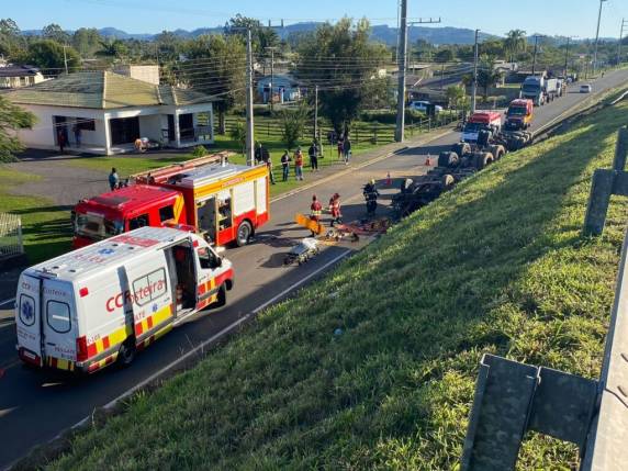 Caminhoneiro morre após veículo cair de viaduto na BR-101 em Santa Rosa do Sul - foto 2