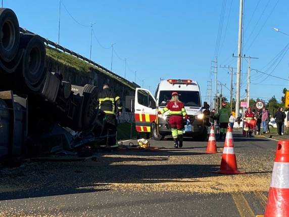 Caminhoneiro morre após veículo cair de viaduto na BR-101 em Santa Rosa do Sul - foto 3