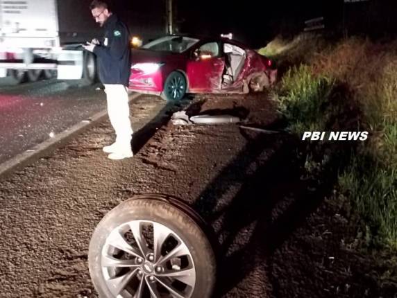 O condutor da camionete Hilux e dois caronas não se feriram.
