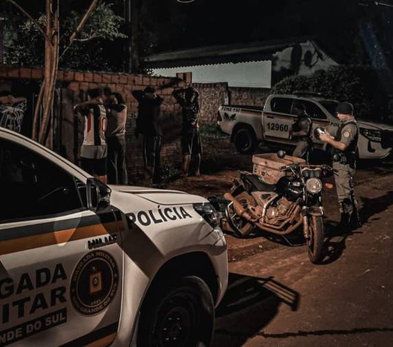 Os policiais identificaram um homem de 23 anos, natural de Canoas, com antecedentes constatando no sistema informatizado em seu desfavor um mandado de prisão.