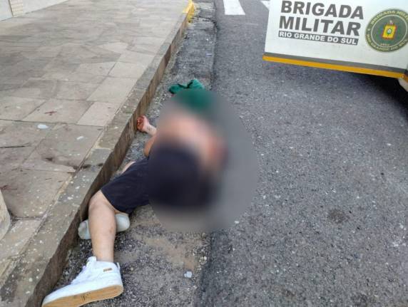 Homem foi encaminhado ao Hospital São Vicente de Paulo na manhã deste domingo; outro suspeito de participar do assalto conseguiu fugir