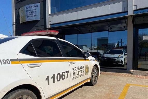 Homem foi encaminhado ao Hospital São Vicente de Paulo na manhã deste domingo; outro suspeito de participar do assalto conseguiu fugir
