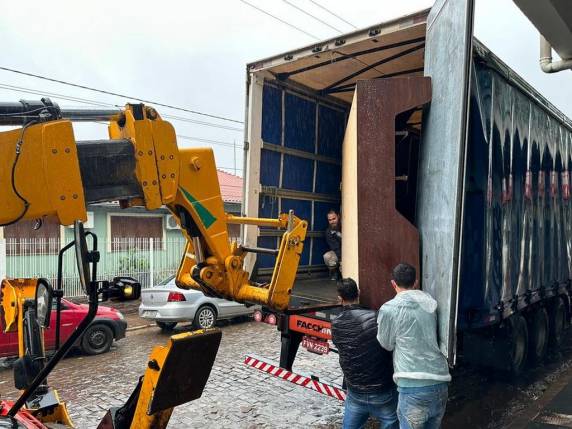 "Cada prateleira que descia do veículo fazia brilhar os olhos deles", diz empresário gaúcho que transportou as doações ao Vale do Taquari