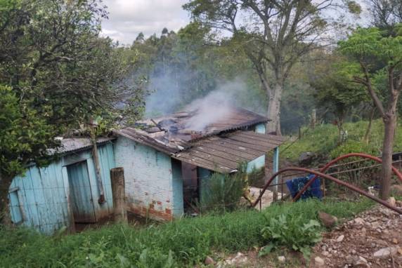 Além da menina e seu avô, o pai dela também mora na casa. No momento do incêndio, ele estava no trabalho.
