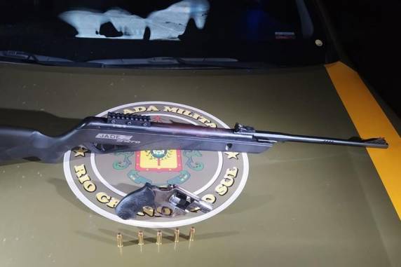 De acordo com policiais, o suspeito efetuou disparos contra os agentes durante abordagem no interior do município; ele tinha antecedentes por crimes como roubo e porte ilegal de arma de fogo