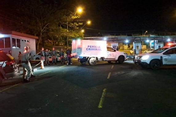 Outras três pessoas ficaram feridas na confusão registrada por volta das 3h30min desta quarta-feira (20)