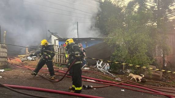 Segundo os bombeiros, moradores já estavam fora das residências quando os socorristas chegaram ao local, que possui seis casas de madeira. Incêndio ocorreu na manhã desta quarta-feira.