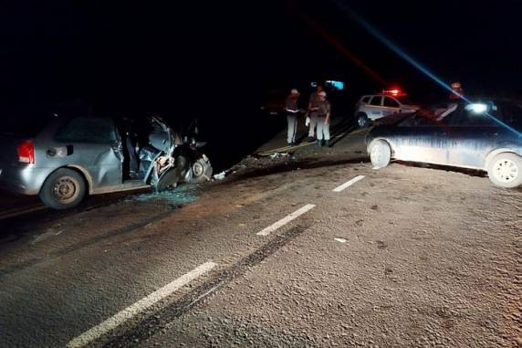 Colisão frontal entre dois automóveis aconteceu na noite desta quarta-feira, na localidade de Linha Larga; Polícia Civil investiga o caso