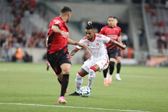 Equipe paranaense marcou com Erick e Alex Santana; Colorado descontou com Carlos De Pena
