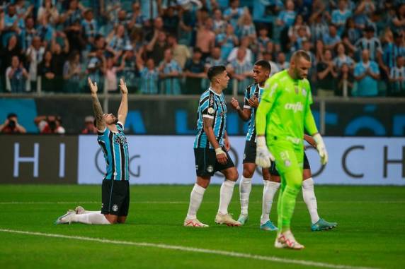 Tricolor ficou a oito pontos do líder Botafogo, que joga nesta sexta