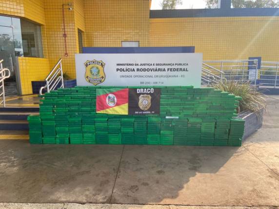 Segundo a Polícia Civil, agentes da DRACO de São Luiz Gonzaga e da Polícia Rodoviária Federal foram recolhidos exatamente 437 quilos de cocaína.
