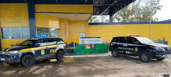 Segundo a Polícia Civil, agentes da DRACO de São Luiz Gonzaga e da Polícia Rodoviária Federal foram recolhidos exatamente 437 quilos de cocaína.