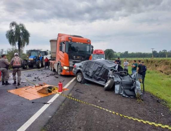 No carro estava apenas a motorista que ficou presa nas ferragens.