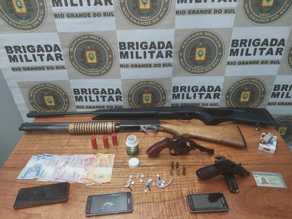 Os homens foram apresentados juntamente com as armas, drogas e itens apreendidos  na Polícia Civil em Santa Rosa.