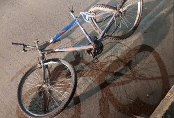 Ele foi atingido por um carro que fugiu do local; veículo já foi encontrado