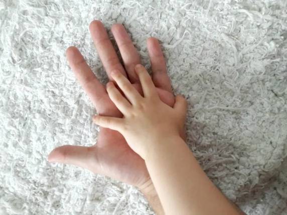 Segundo o TJSC, ela foi impedida pelos pais de assumir a maternidade quando ainda era adolescente. Eles declararam serem pais dos gêmeos para "salvar a honra da família".