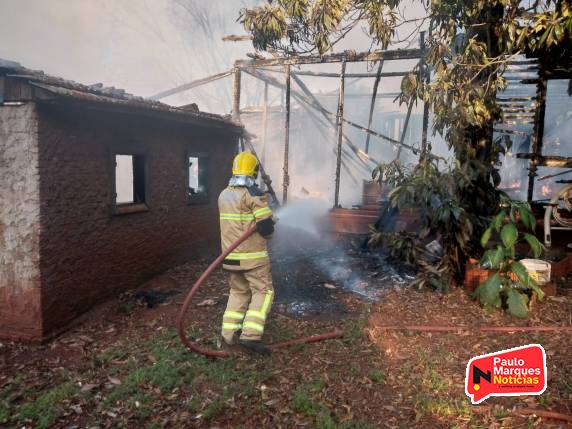 Corpo de Bombeiros combatem incêndio em casa e galpão no interior de Independência - foto 2