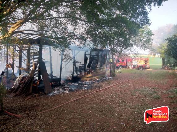 Corpo de Bombeiros combatem incêndio em casa e galpão no interior de Independência - foto 3