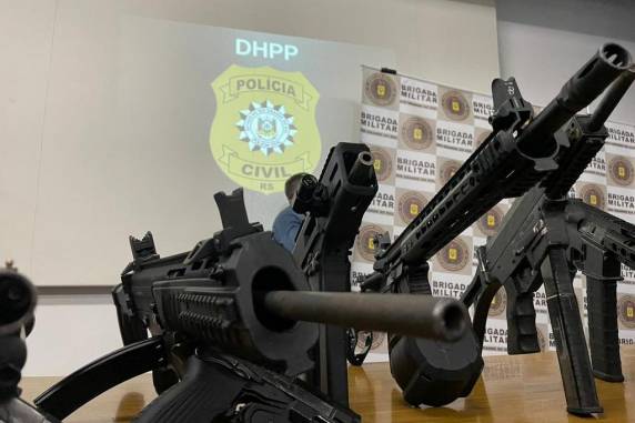 Entre os itens localizados estão três fuzis, três submetralhadoras, duas espingardas e 16 pistolas