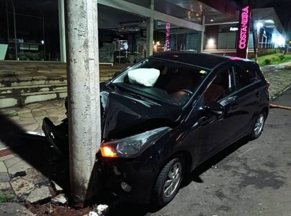 A mulher era condutora de um Hyundai/HB20 preto e perdeu o controle de seu veículo