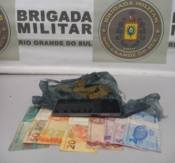 Ao perceber a viatura policial o suspeito empreendeu fuga, sendo acompanhado e abordado.