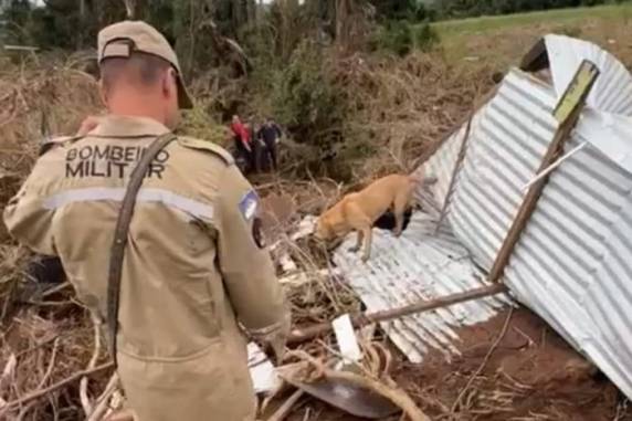 Cães farejadores localizaram cadáver sob escombros na tarde de domingo; IML deve confirmar se é um dos nove desaparecidos após as chuvas