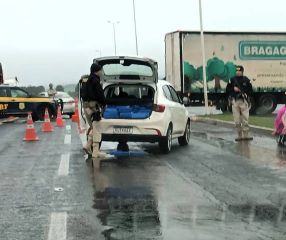 Casal preso em flagrante entregaria o carregamento de droga em Florianópolis