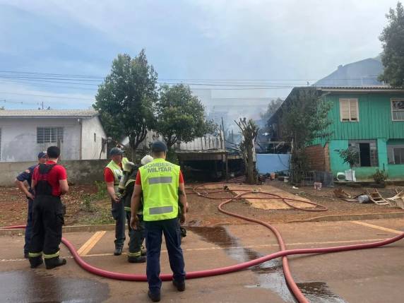 Apesar da destruição da residência em Chapecó, ninguém se feriu. Cinco pessoas moravam no local.